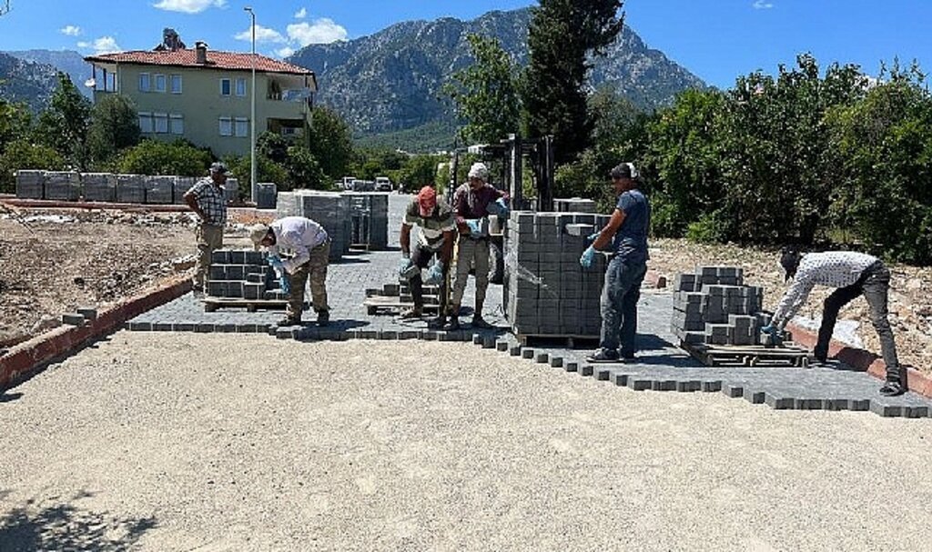 Kemer'de yol ve kaldırım çalışmaları