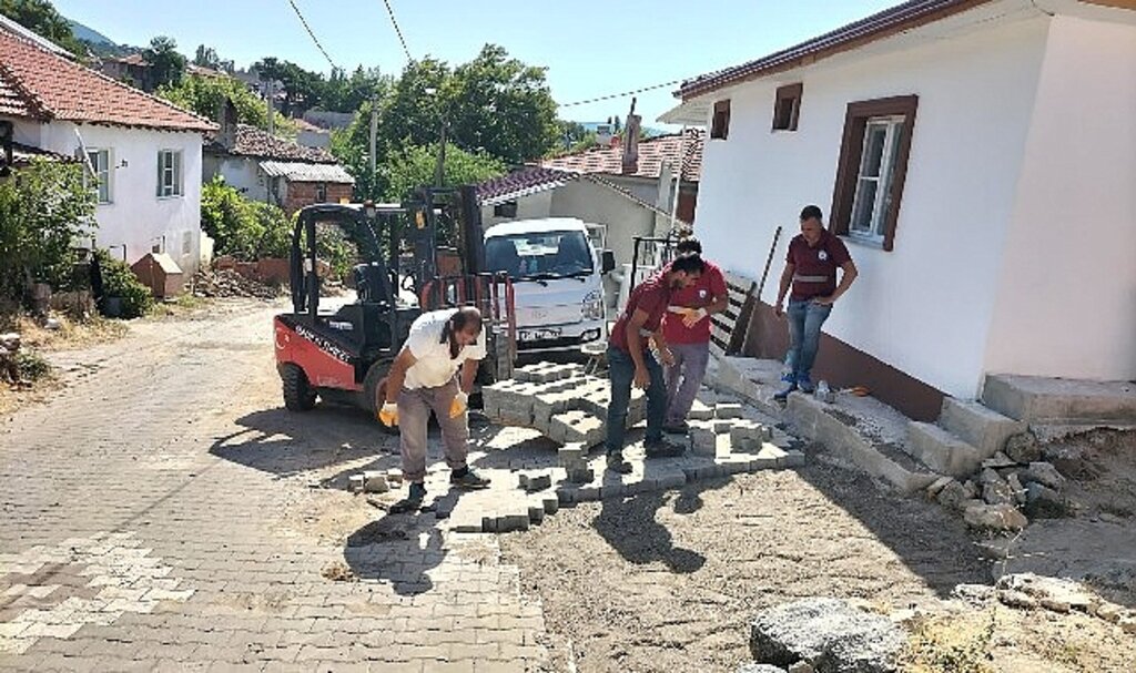 Kırsalda sokaklar parke taş ile örülüyor