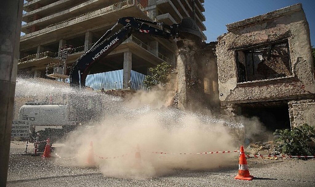 Konak'ta tehlike saçan iki binanın yıkımı gerçekleşti