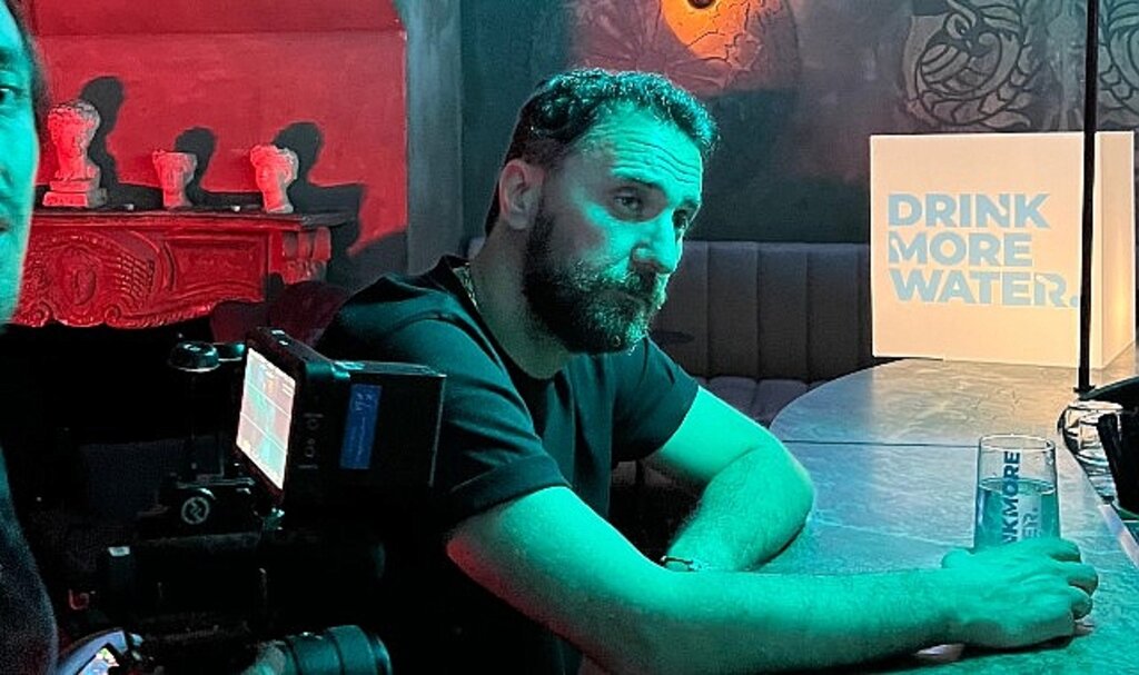 Oyuncu Fırat Çelik, Pernod Ricard 'Drink More Water' isimli yeni filmi ile su içmeye davet ediyor
