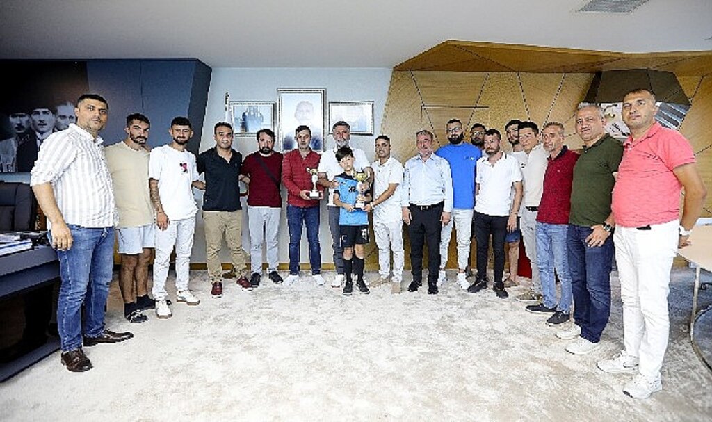 Şampiyonluk kupasını Başkan Sandal'a getirdiler