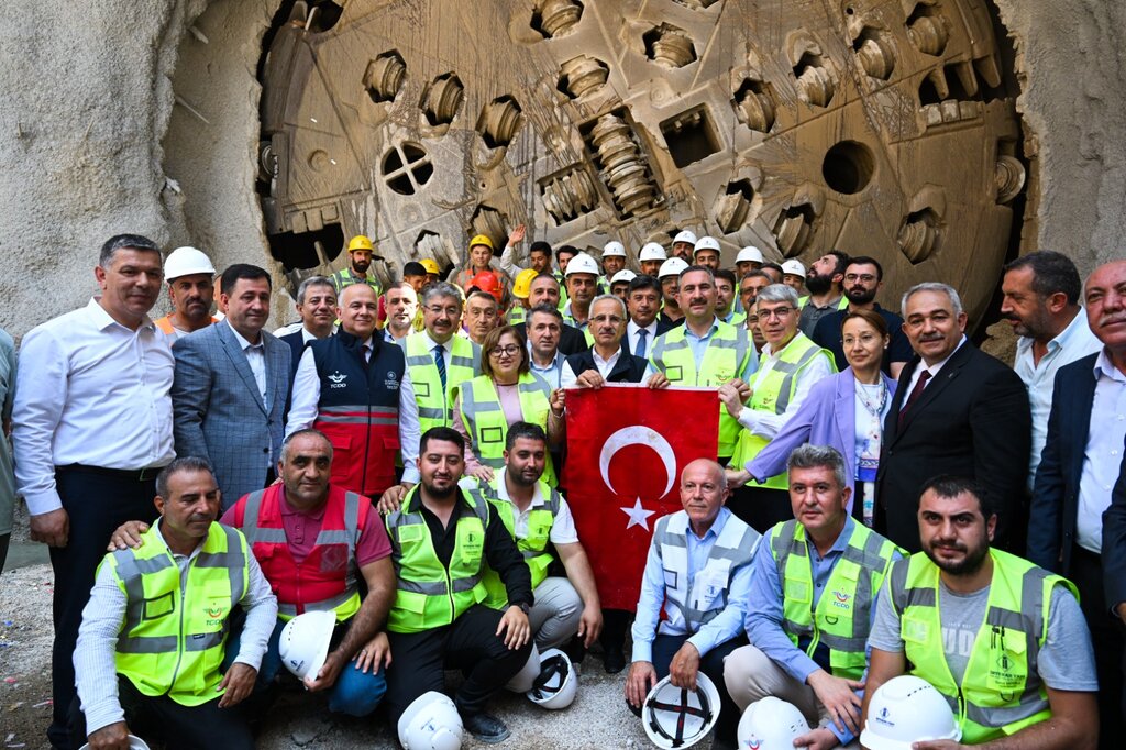 DEPREMİN KARANLIK İZLERİ SİLİNİYOR