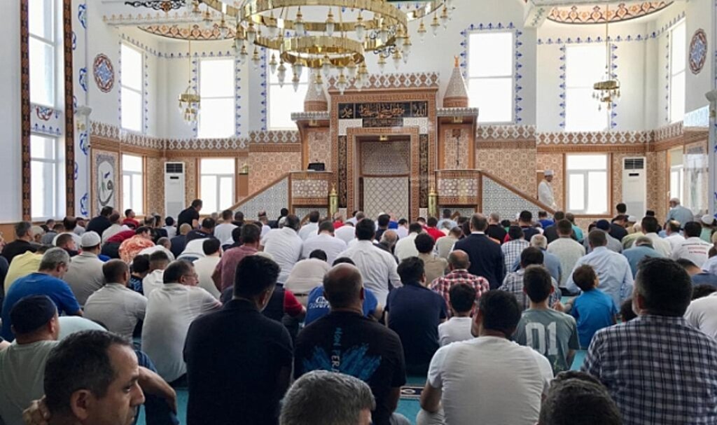 Alikahya'da cami cemaatinden Başkan'a teşekkür