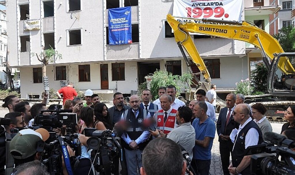 Avcılar'da 17 Ağustos'un Yıl Dönümünde 1999. Bina Yıkıldı