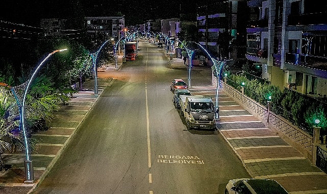 Bergama'da yollar yenileniyor, halk refaha kavuşuyor