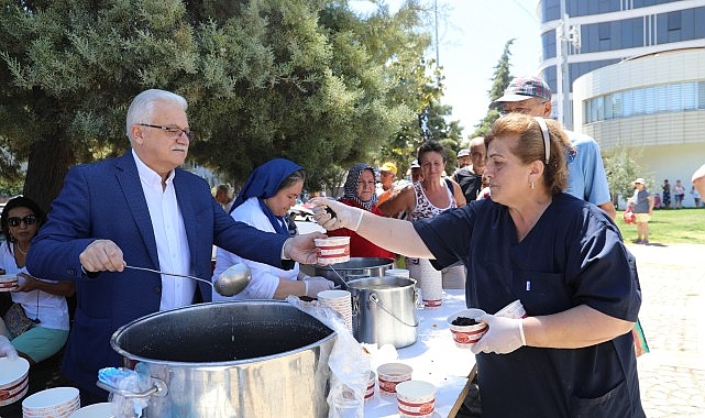 Burhaniye Belediyesi'nden Geleneksel Aşure Hayrı