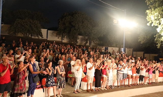 Çantadaki Sır ören'de tiyatroseverlerle