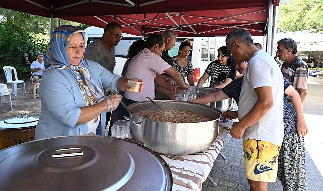 Çıralı Mahallesi'nde vatandaşlara aşure ikramı