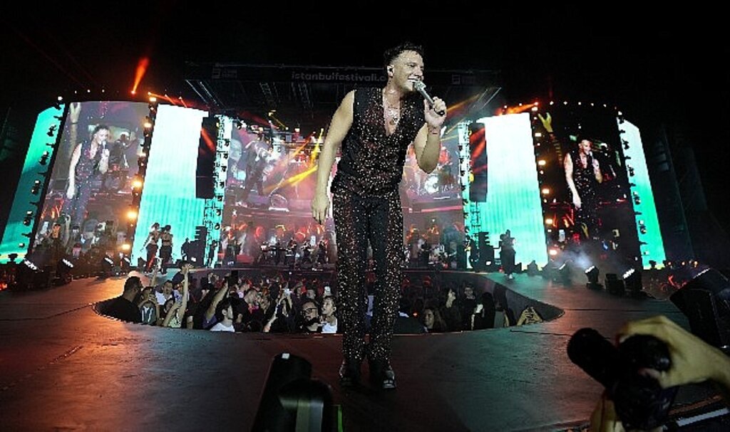 Edis Muhteşem Performansıyla İstanbul Festivali'ni Salladı