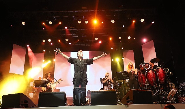 Emre Altuğ'un Coşkulu Performansı ile Festival Maratonu Başladı