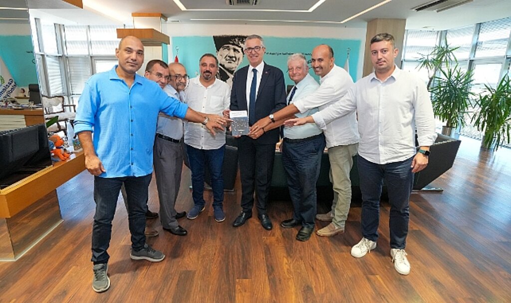 Gazetecilerden Başkan Arda'ya özel hediye