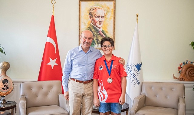 İzmirli satranç şampiyonu Başkan Soyer'i ziyaret etti