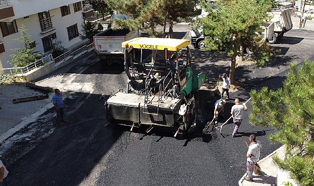 Keçiören'in sokakları sıcak asfaltla yenileniyor