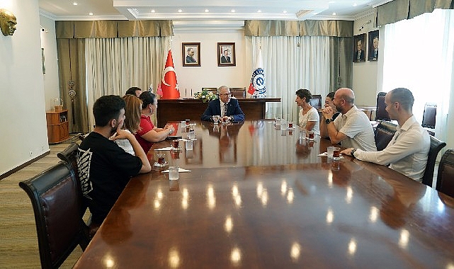 Rektör Budak, 'Zafer Yürüyüşü'ne katılan Egeli Ekibi ağırladı