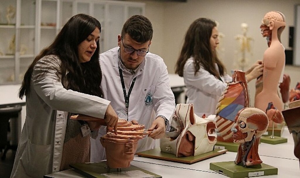 Tıp öğrencilerine 'Yapay Zekâ ve Veri Bilimi' dersi…