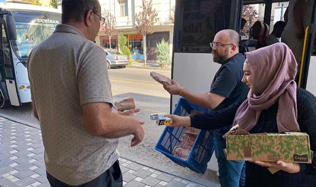 Tukuaz masa ekiplerinden sabah vatandaşlara simit ve meyve suyu ikramı