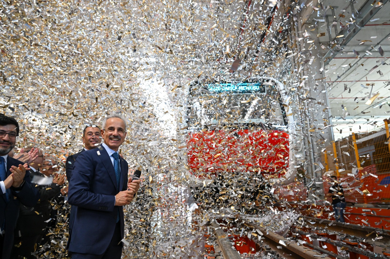MİLLİ VE YERLİ SÜRÜCÜSÜZ İLK METRO ARACI RAYLARDA...