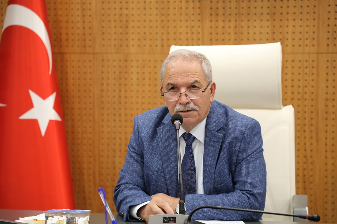İLKADIM'DA PARK VE YEŞİL ALANLARA BAKIM
