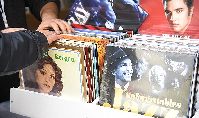 Kadıköy'de Plaklar Barış Manço Anısına Dönecek