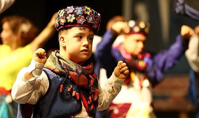 Konak'ta 7'den 77'ye Halk Oyunları Şenliği