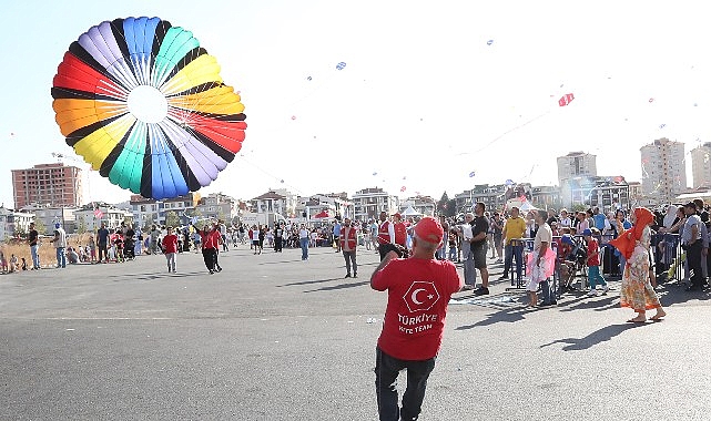 Küçükçekmece'deki Uçurtma Şenliği'nde 7'den 70'e Eğlence