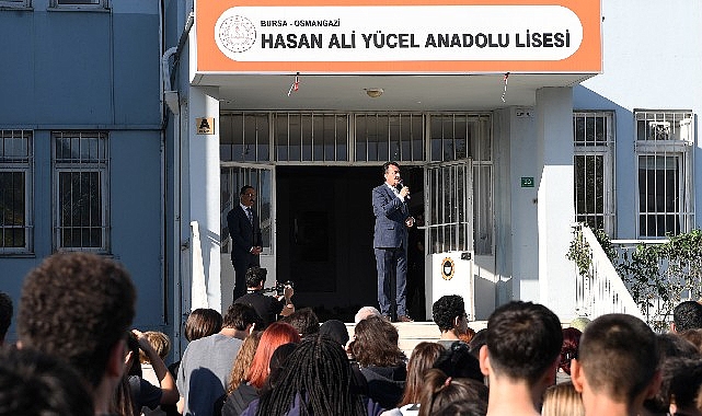 Lise öğrencilerine yardımcı kitap desteği Başkan Dündar'dan öğrencilere kitap seti