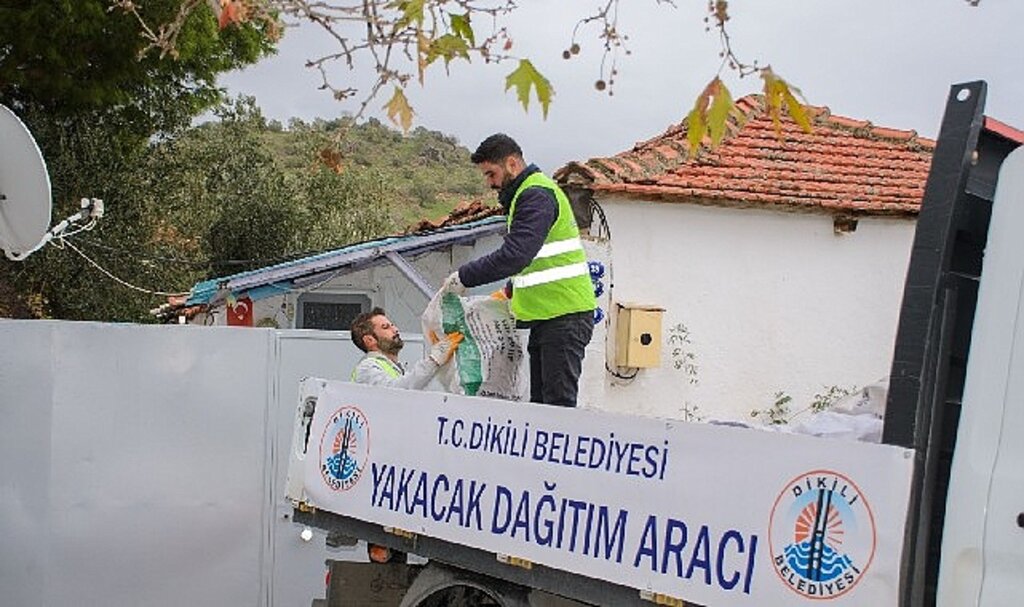 Dikili Belediyesi'nden yakacak yardımı