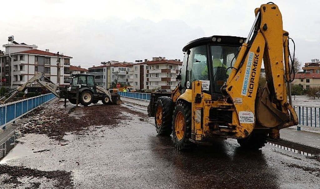 Edremit'te şiddetli yağış sonrası Belediye Ekipleri sahada