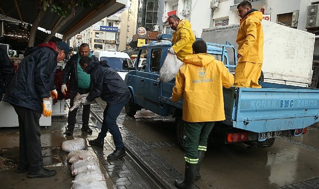 Konak Belediyesi'nden esnafa kum torbası desteği