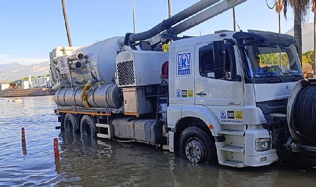 Koski iskenderun'daki deniz taşkınına müdahele etti