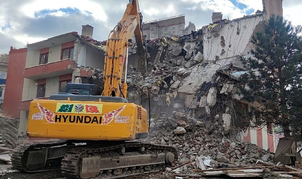25 Yıllık metruk yapı yıkıldı