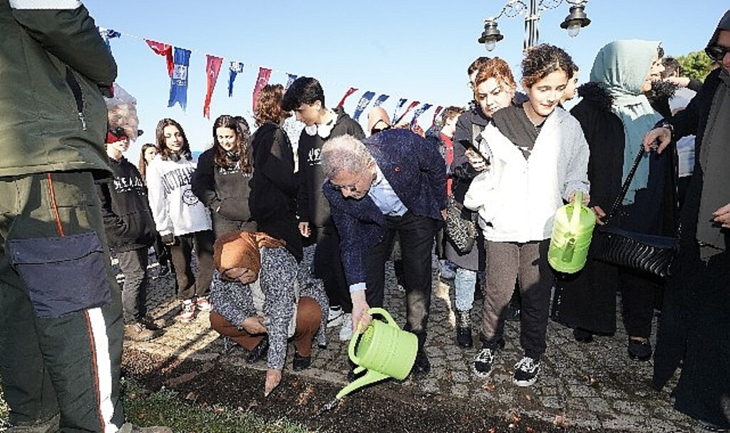 Baharı müjdeleyecek olan laleler, üsküdar'da toprakla buluştu