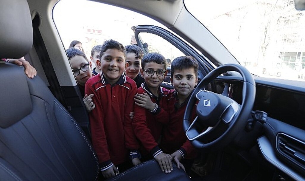 Başkan Savran'dan yerli malı haftası'nda öğrencilere togg sürprizi