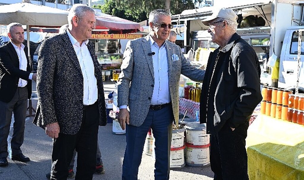 Başkan Topaloğlu'ndan pazar esnafına ziyaret