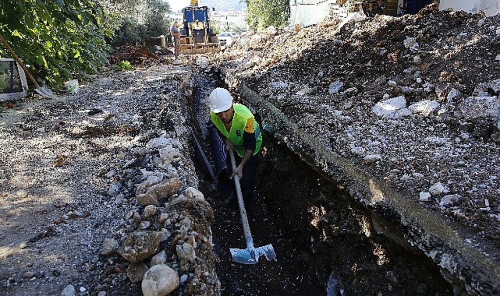 Büyükşehir Demre Kayaaltı'nı kanalizasyon sorunu çözüyor