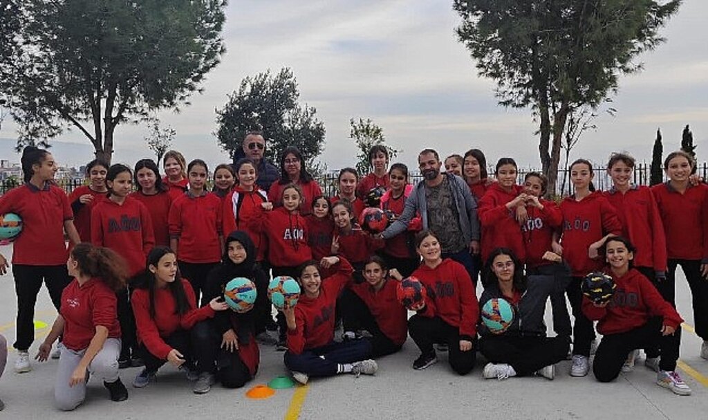 Çiğli Belediyesi'nden Okullara Spor Malzemesi Desteği