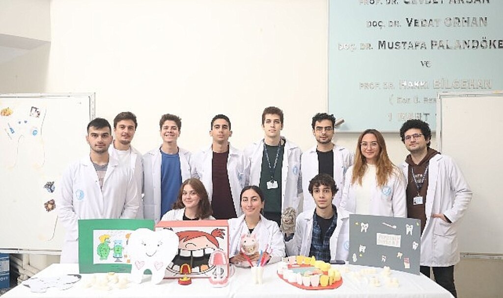 Deü'den down sendromlu gençlere ağız ve diş sağlığı eğitimi