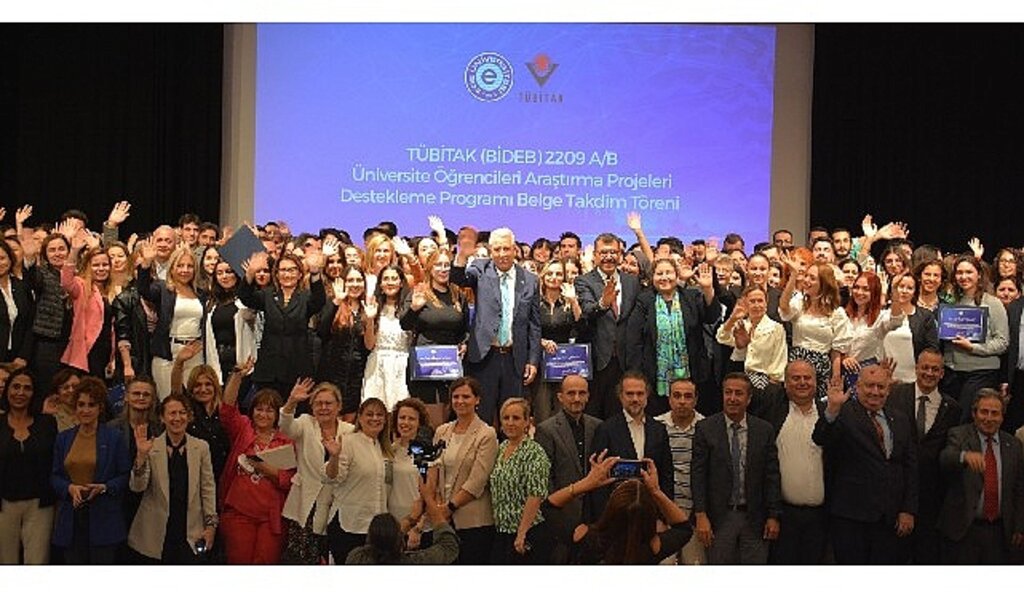 Egeli akademisyenlerden kadınların sağlık yolculuğunda sürekli bir rehber: EBEYE DANIŞ