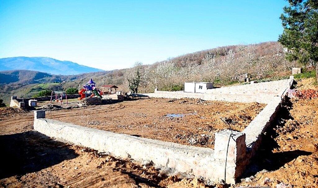 Eşme Ahmediye'ye futbol sahası