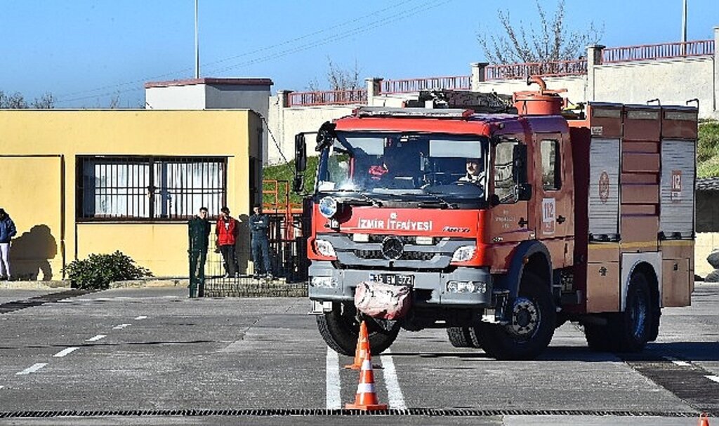 İzmir İtfaiyesi'ne girmek için ter döktüler