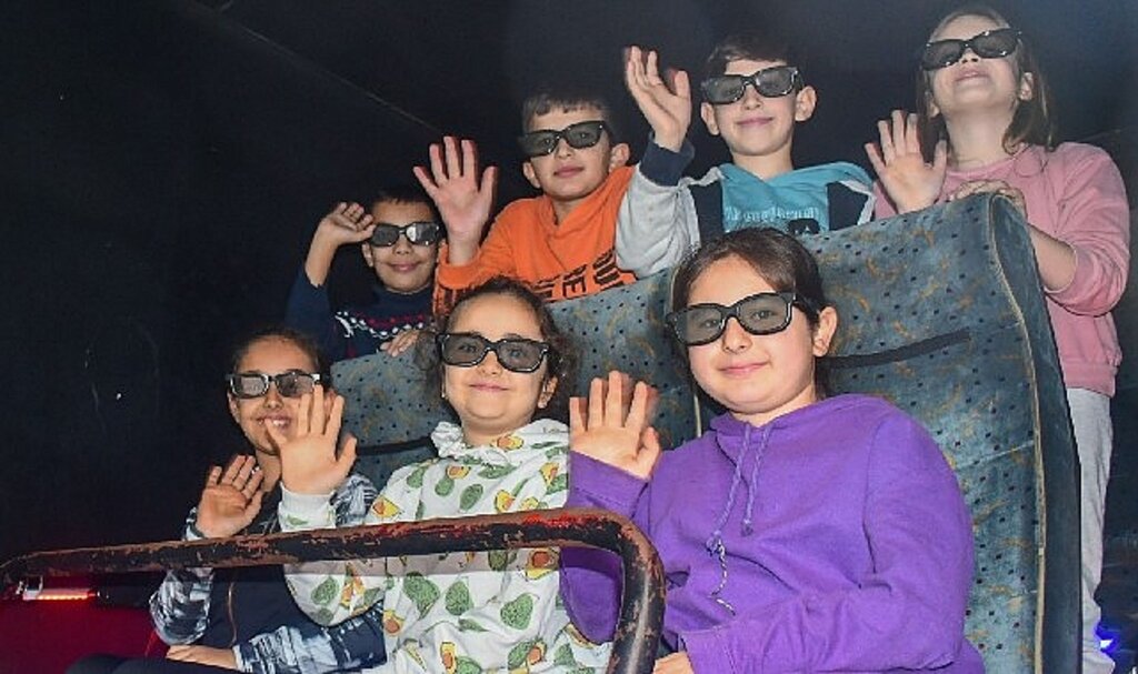 İzmir'de çocuklar 12D sinema keyfi yaşıyor