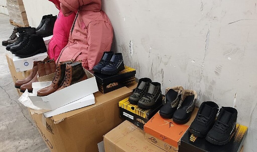 İzmir'den Hatay'a kırtasiye seti, bot ve mont desteği