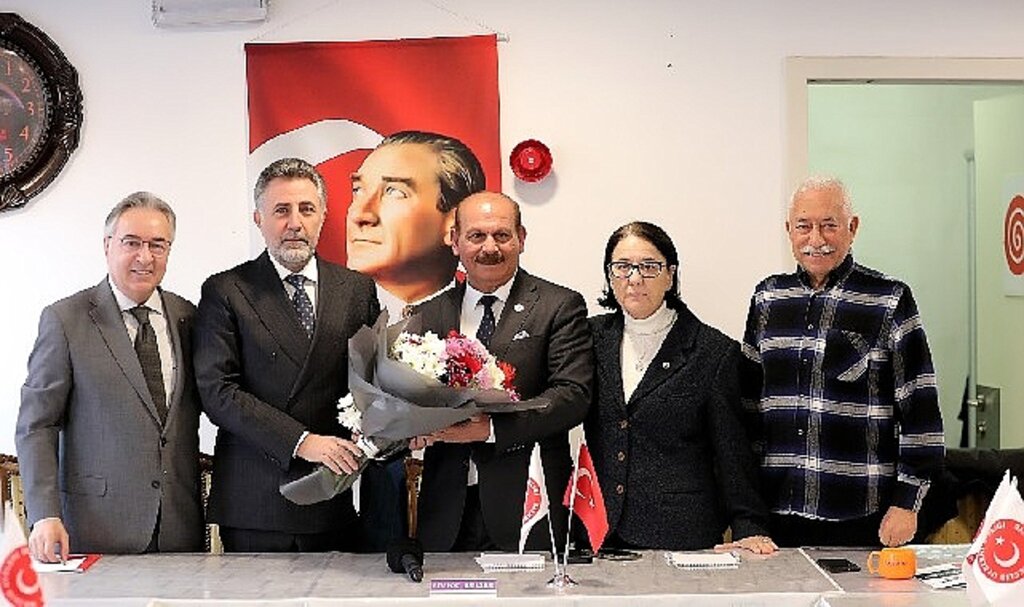 İzmir'in eski başkanları ve meclis üyelerinden Başkan Sandal'a destek