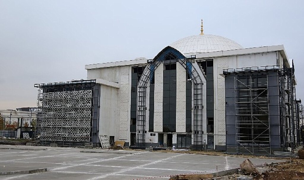 Kartepe'nin modern mimarili camisi yükseliyor