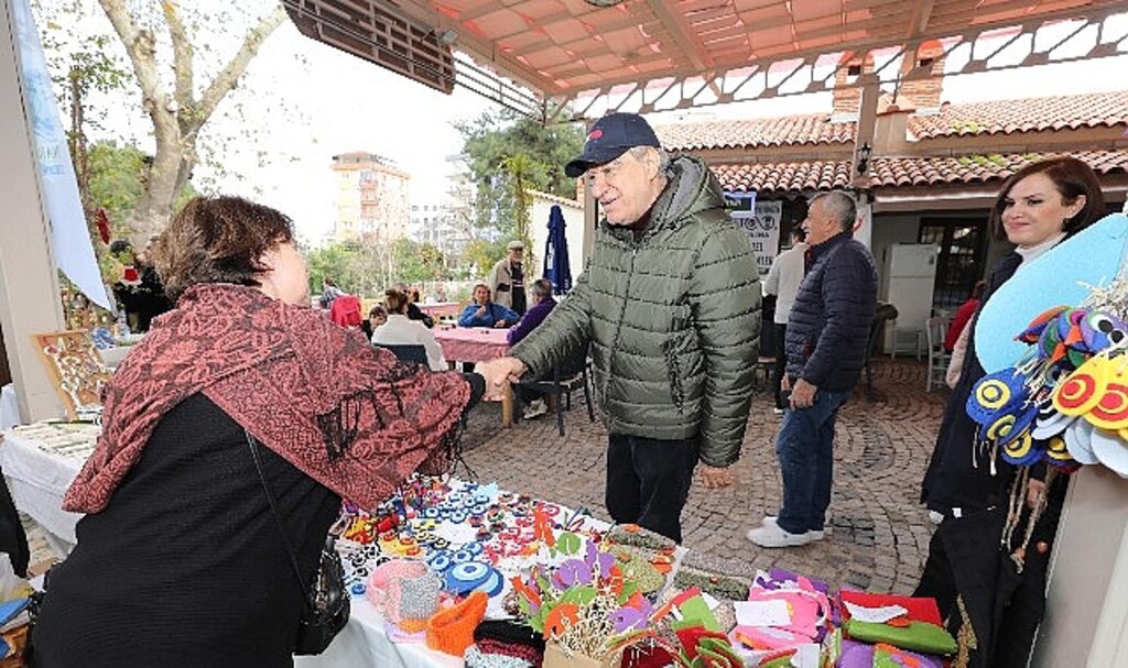 Narlıdere'nin yeni yıl pazarına büyük ilgi