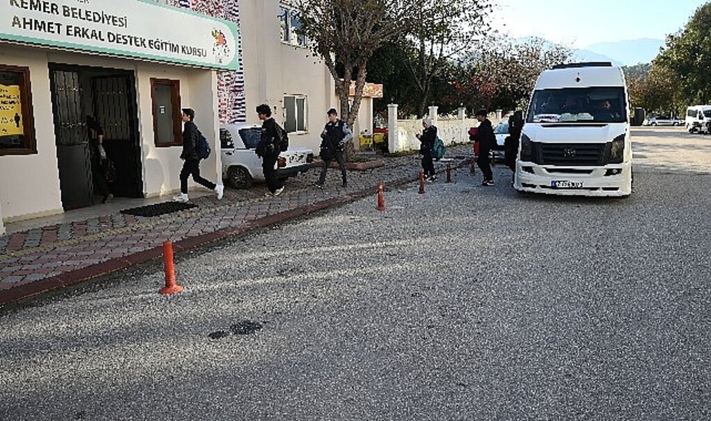 Öğrencilerden Başkan Topaloğlu'na ücretsiz servis teşekkürü
