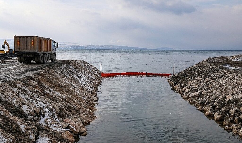 Van gölü'ne akan derelere atık tutucu yerleştirdi