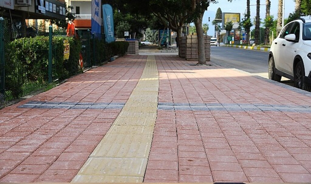 Antalya Büyükşehir Portakal Çiçeği Caddesi'nin kaldırımlarını yeniliyor