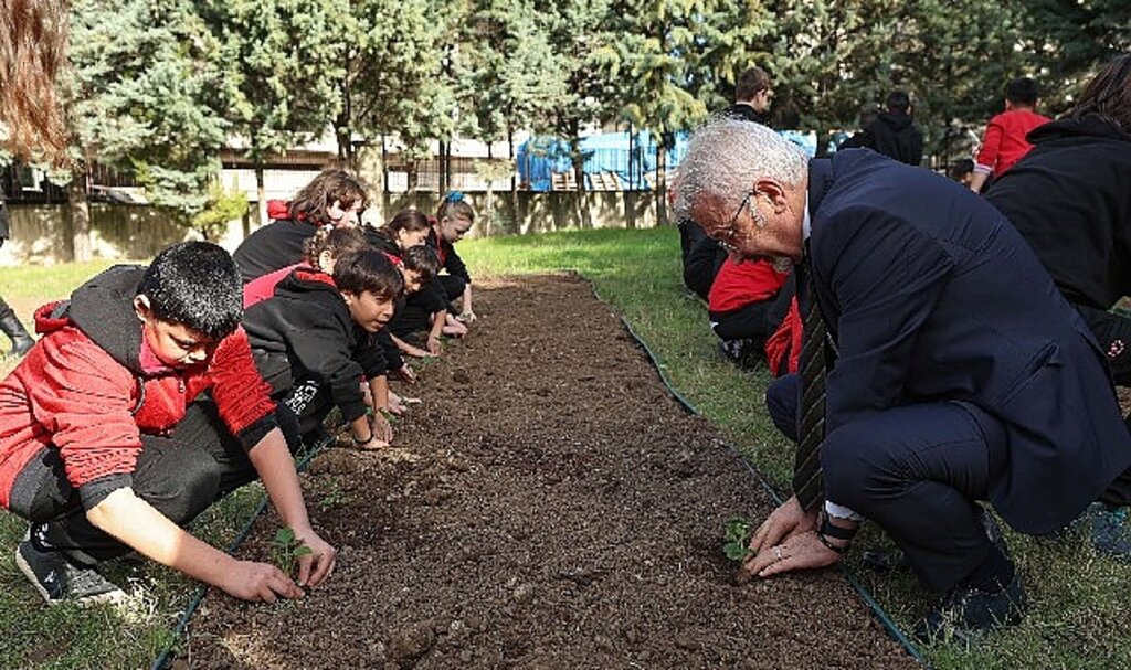 Başkan Erdem öğrencilerle çilek ve marul fidesi dikti