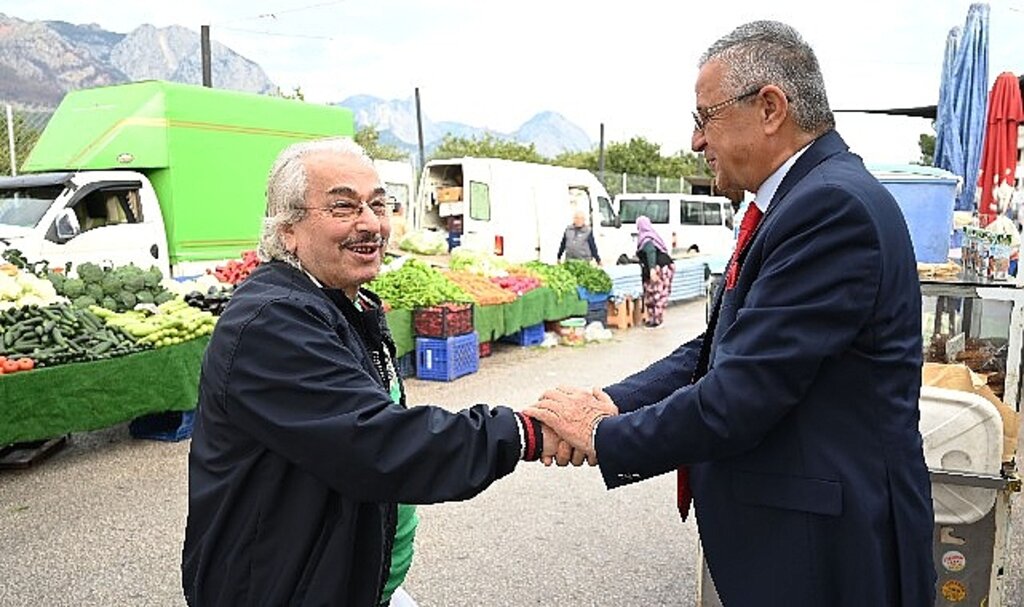 Başkan Topaloğlu'ndan pazar esnafına ziyaret